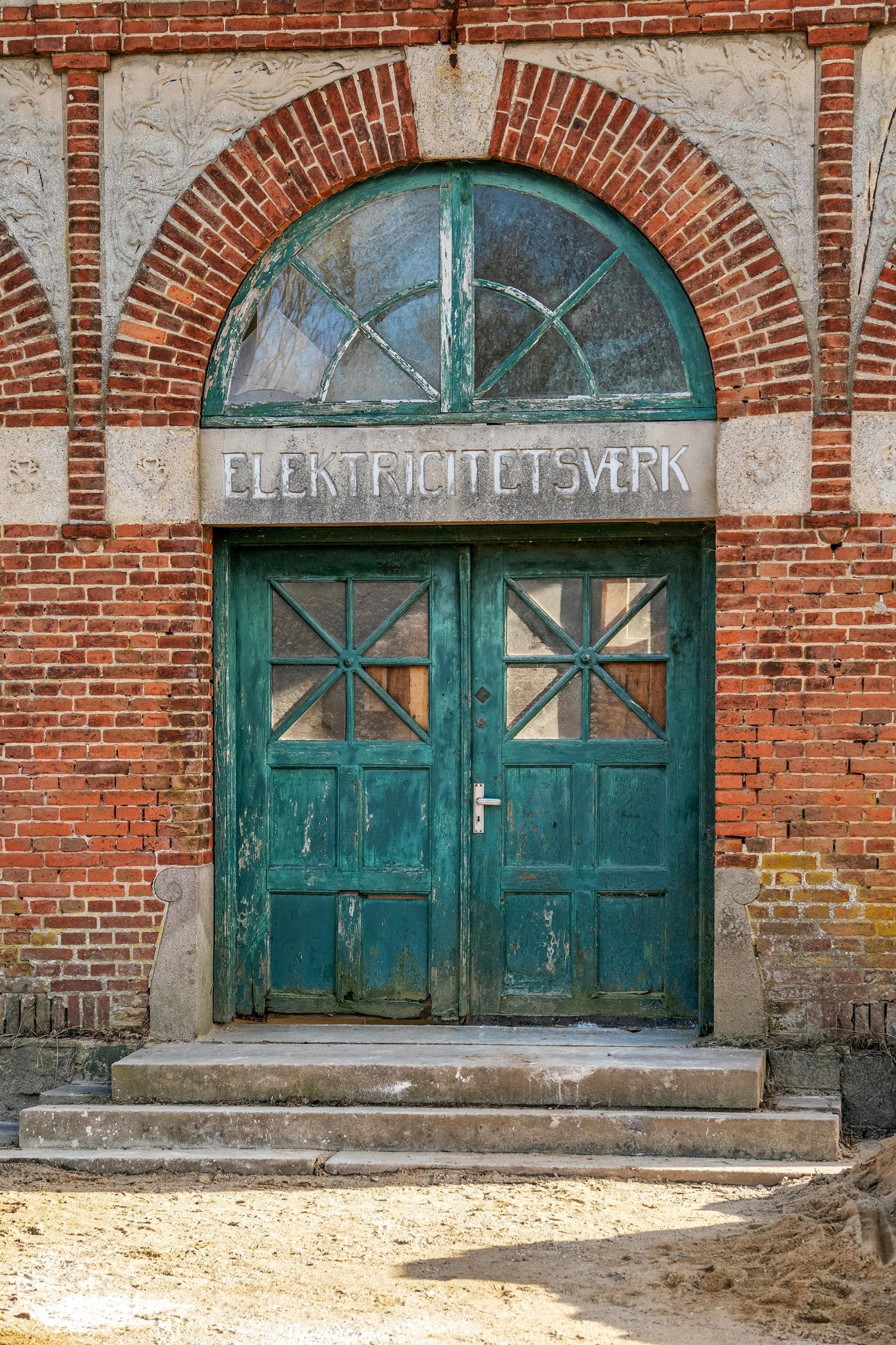 Smuk kulturarvdetalje i det gamle elværk ved Kolding. Indgangen til boligen. Elektricitetsværk