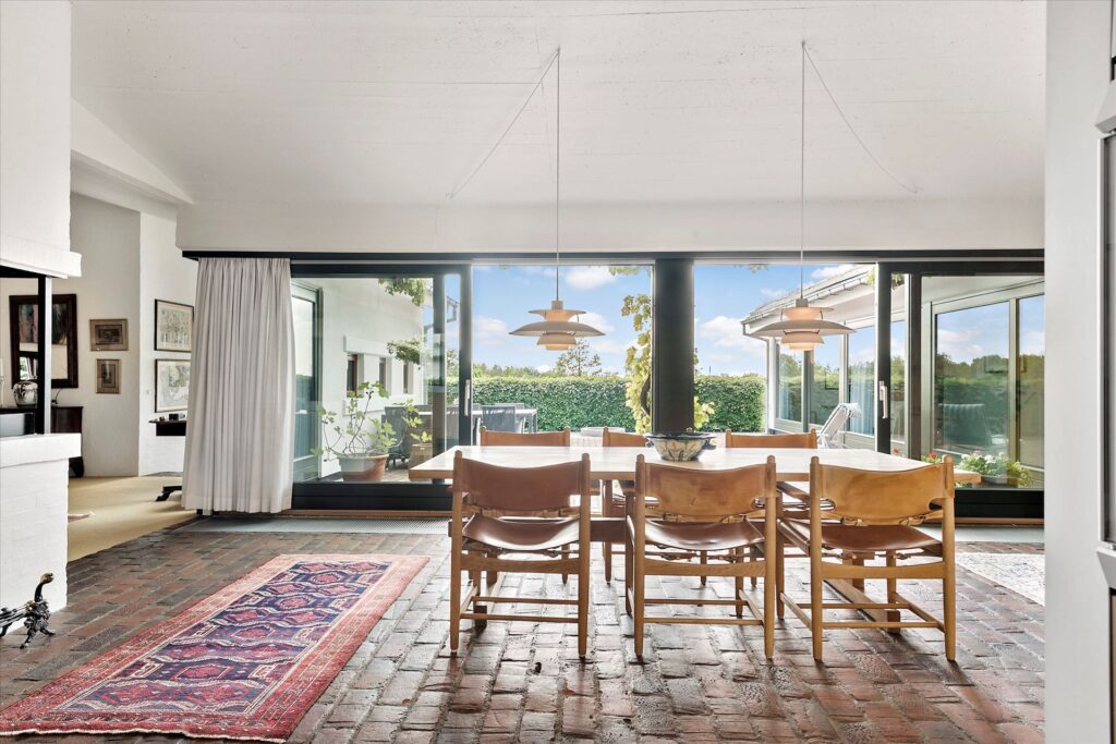 Lækkert arkitekttegnet hus i Herning, Gårdhus, teglstensgulv, lys stue