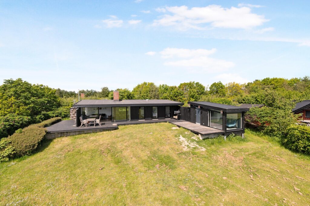 Friis & Moltke sommerhus på Mols, store vinduespartier. Sort sommerhus