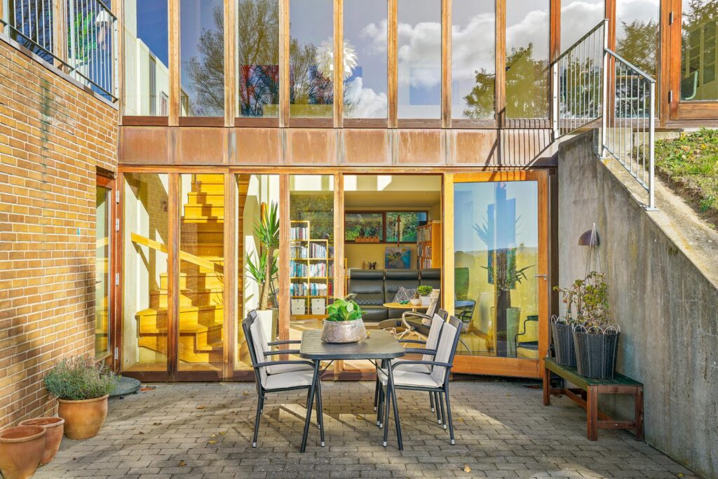 Hyggelig terrasse, lærketræsvinduer, Utzon villa ved Faaborg