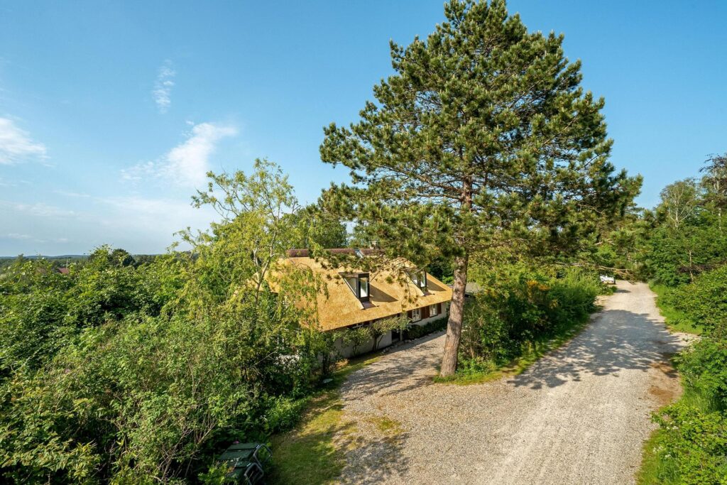 Arkitekttegnet bolig til salg i Ebeltoft, stråtækt hus, Ebeltoft idyl