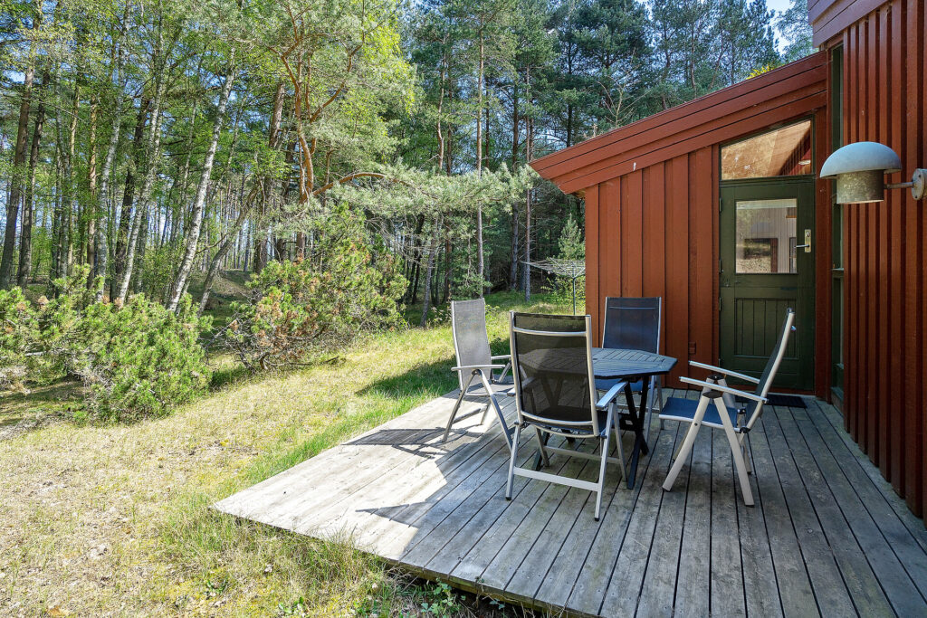 sommerhus terrasse på kanten af skoven