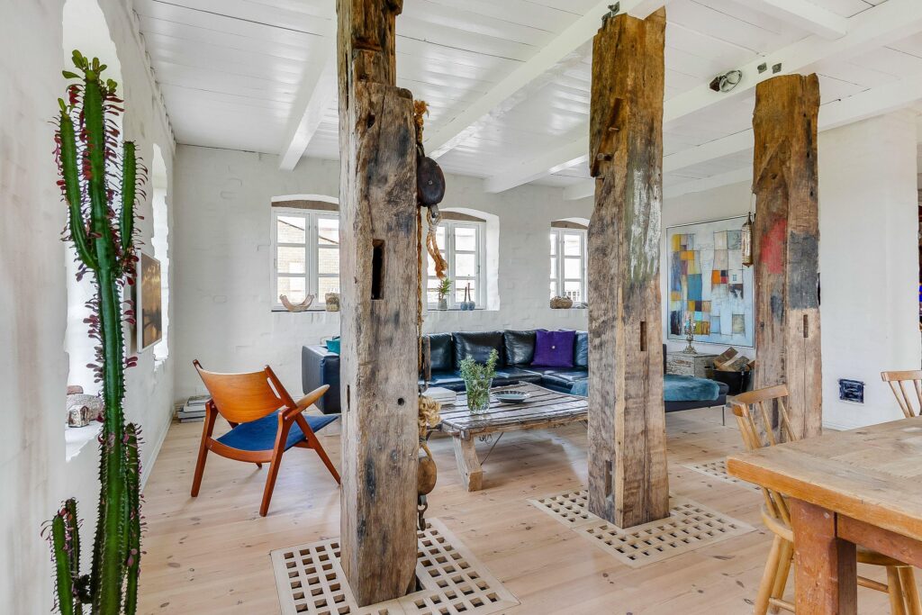 Drivtømmer som søjler, Strandgård til salg ved Vesterhavet. Galleri til salg