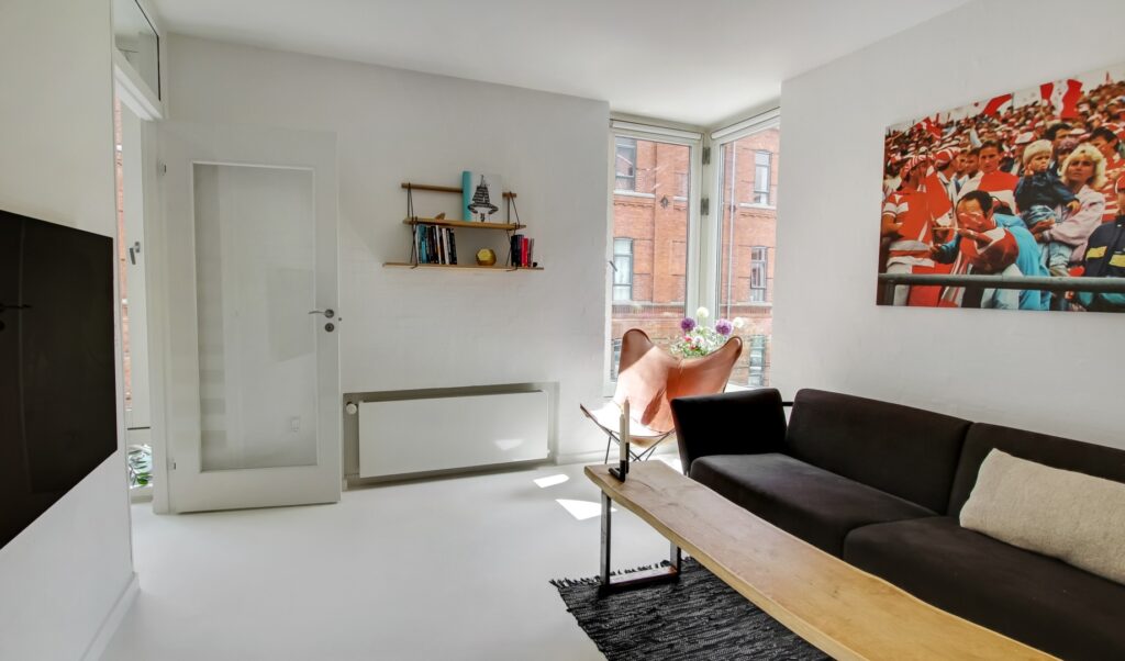 stue i moderne byhus, hjørnevindue