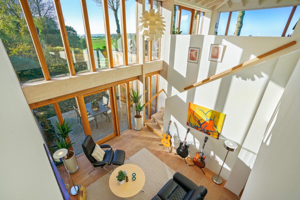 Dobbelthøjt rum, flot stue, Utzon villa ved Faaborg