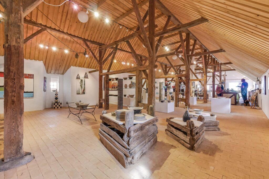 Smukt galleri i gammel lade, tømmerkonstruktion