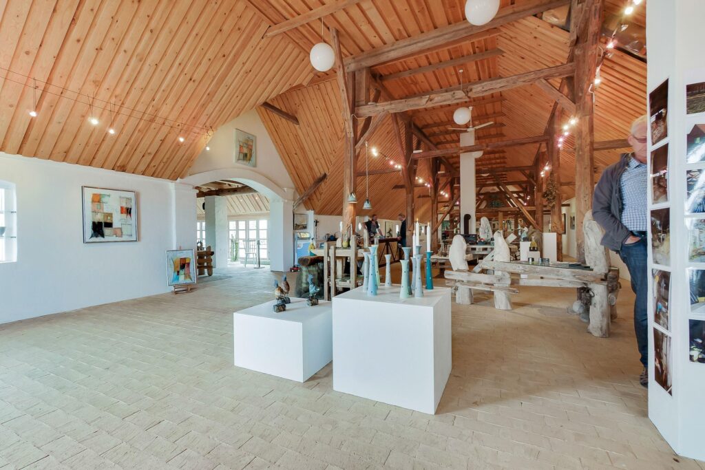 Smukt galleri i gammel lade, tømmerkonstruktion