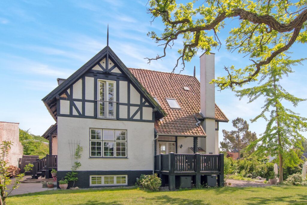 Nationalromantisk villa til salg i Holte, Arkitekttegnet villa til salg