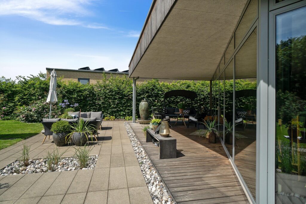 Arkitekttegnet hus i Hjortshøj ved Aarhus, Cedertræ og store vinduespartier mod syd