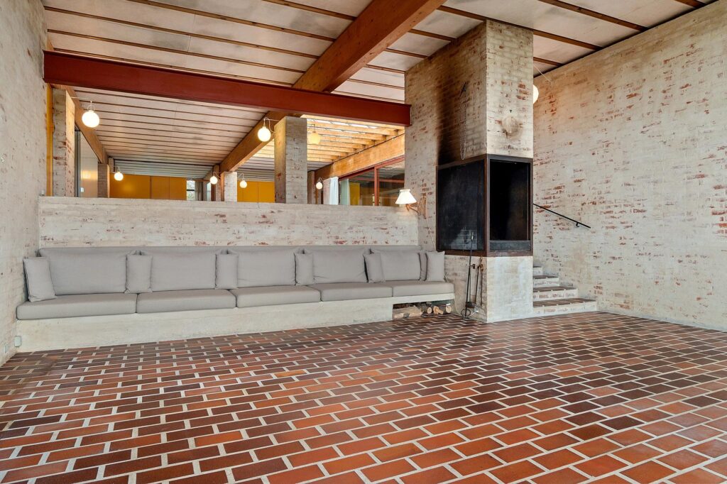 Bornebusch villa Hoff, Søllerød. Teglgulv, smukt rum, arkitekttegnet, pejsestue