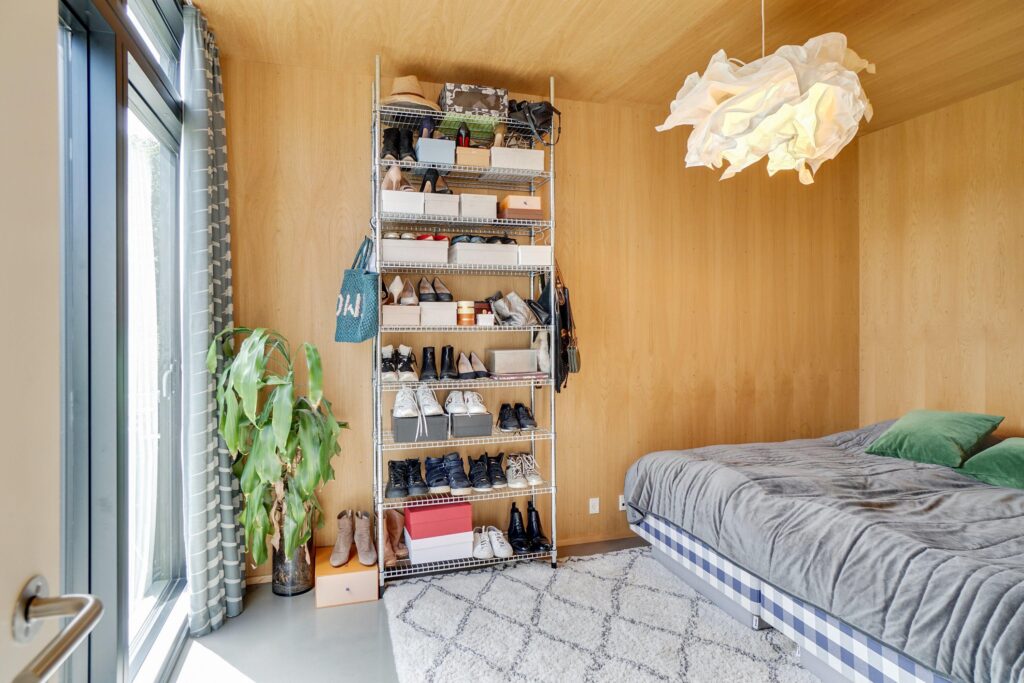 Soveværelse med egetræsvægge og -loft