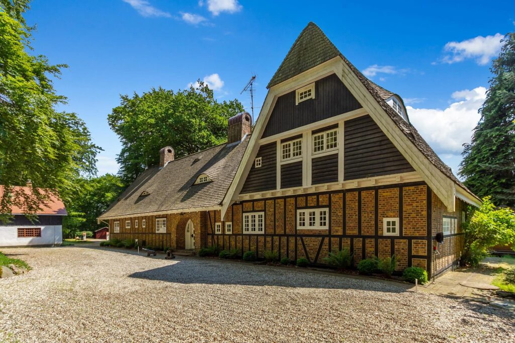 Arkitekttegnet romantisk bolig i Midtjylland til salg