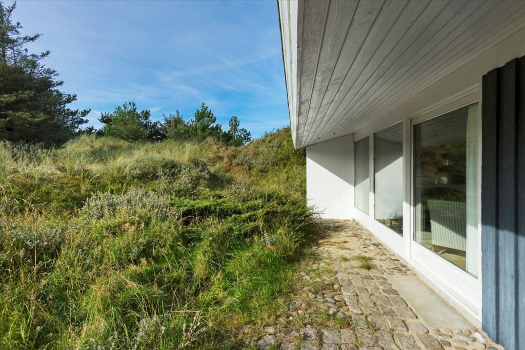 Arkitekttegnet sommerhus i Løkken, Sommerhus i smukt landskab. Til salg