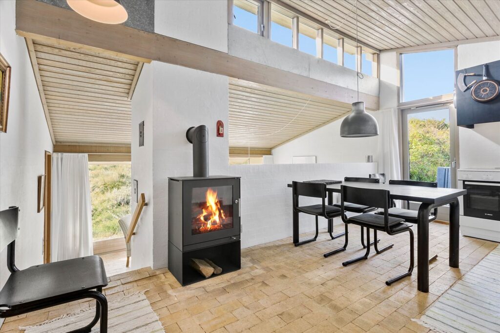 Arkitekttegnet sommerhus i Løkken, Ovenlys, teglstensgulv