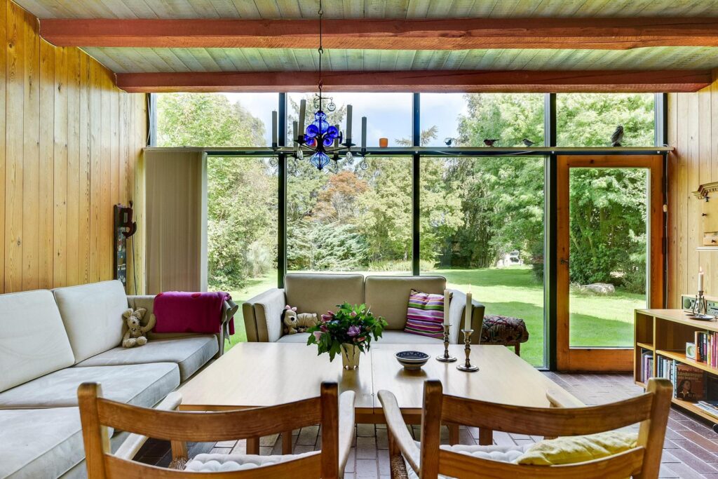 Arkitekttegnet sommerhus til salg i Gilleleje. 60'er arkitektur. Sommerhus i træ. Arkitekttegnet sommerhus