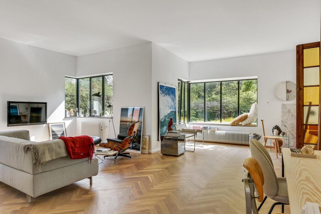 Funkis stue, Funkis villa til salg i Gentofte. Arkitekttegnet hus til salg i Gentoft