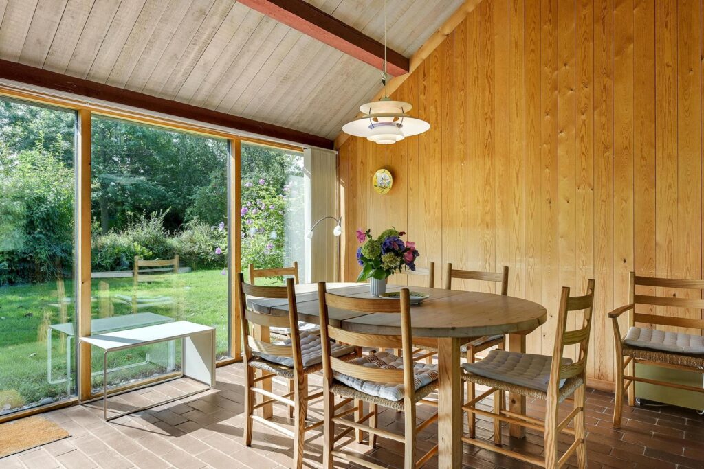 Arkitekttegnet sommerhus til salg i Gilleleje. 60'er arkitektur. Sommerhus i træ. Arkitekttegnet sommerhus