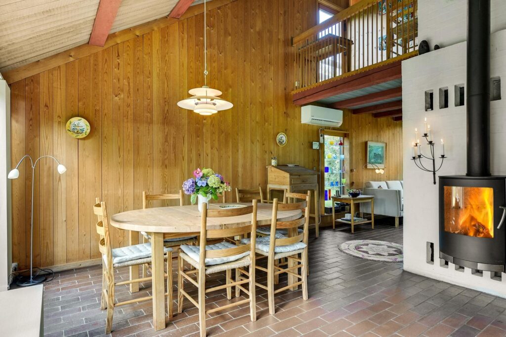 Arkitekttegnet sommerhus til salg i Gilleleje. 60'er arkitektur. Sommerhus i træ. Arkitekttegnet sommerhus
