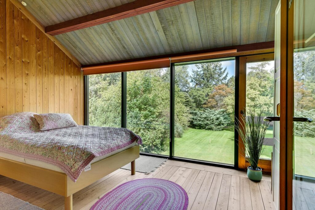 Arkitekttegnet sommerhus til salg i Gilleleje. 60'er arkitektur. Sommerhus i træ. Arkitekttegnet sommerhus
