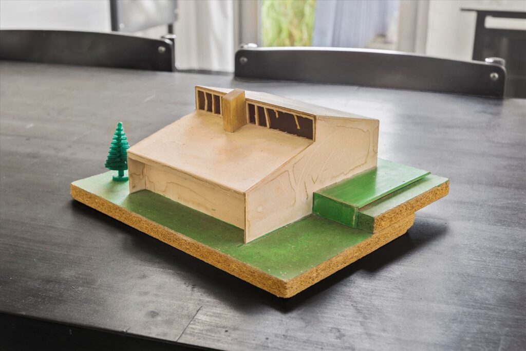 Arkitekturmodel i træ af sommerhus i Løkken