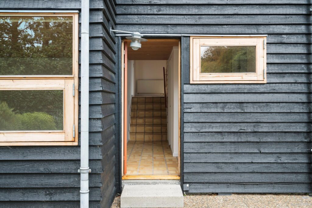 Arkitekttegnet rækkehus til salg, Sjølundsparken Hellebæk, Boje Lundgaard. Sortmalet træfacade