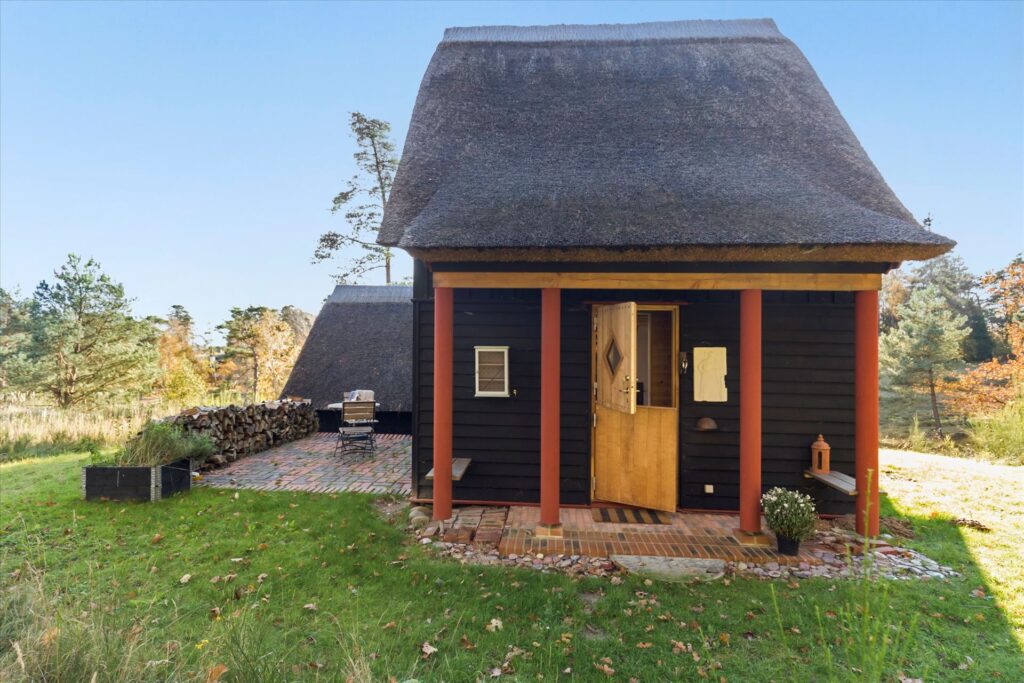 Sommerhus i Tibirke Bakker, Sortmalet træhus med stråtag, Arkitekttegnet hus til salg