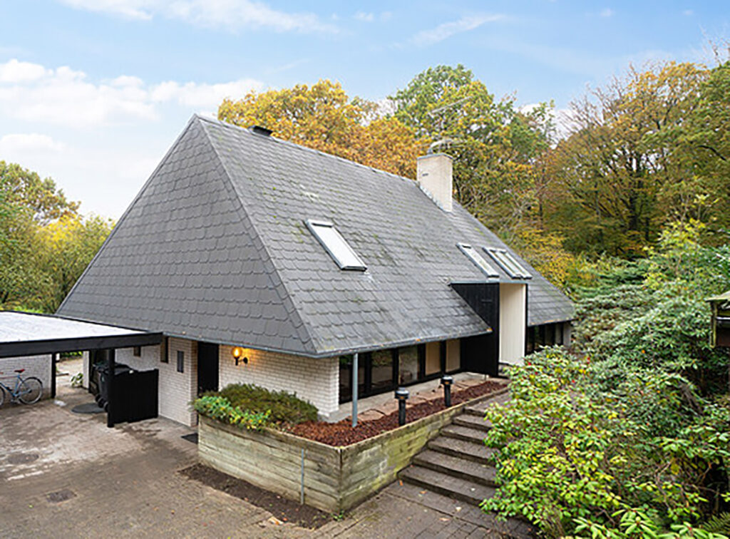 Arkitekttegnet hus i Gadevang ved Gribskov. Hus med pyramidetag og skifertag