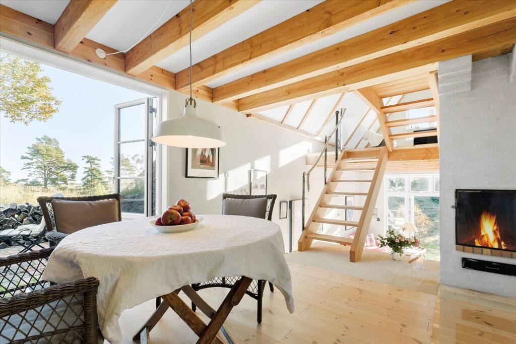 Sommerhus i Tibirke Bakker, Arkitekttegnet hus til salg. Fritlagte spær. Brændeovn