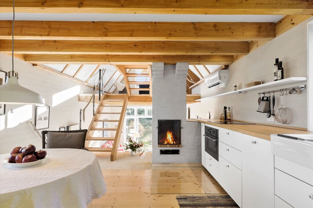 Fantastisk køkken med brændeovn, Tibirke Bakker, arkitekttegnet sommerhus til salg