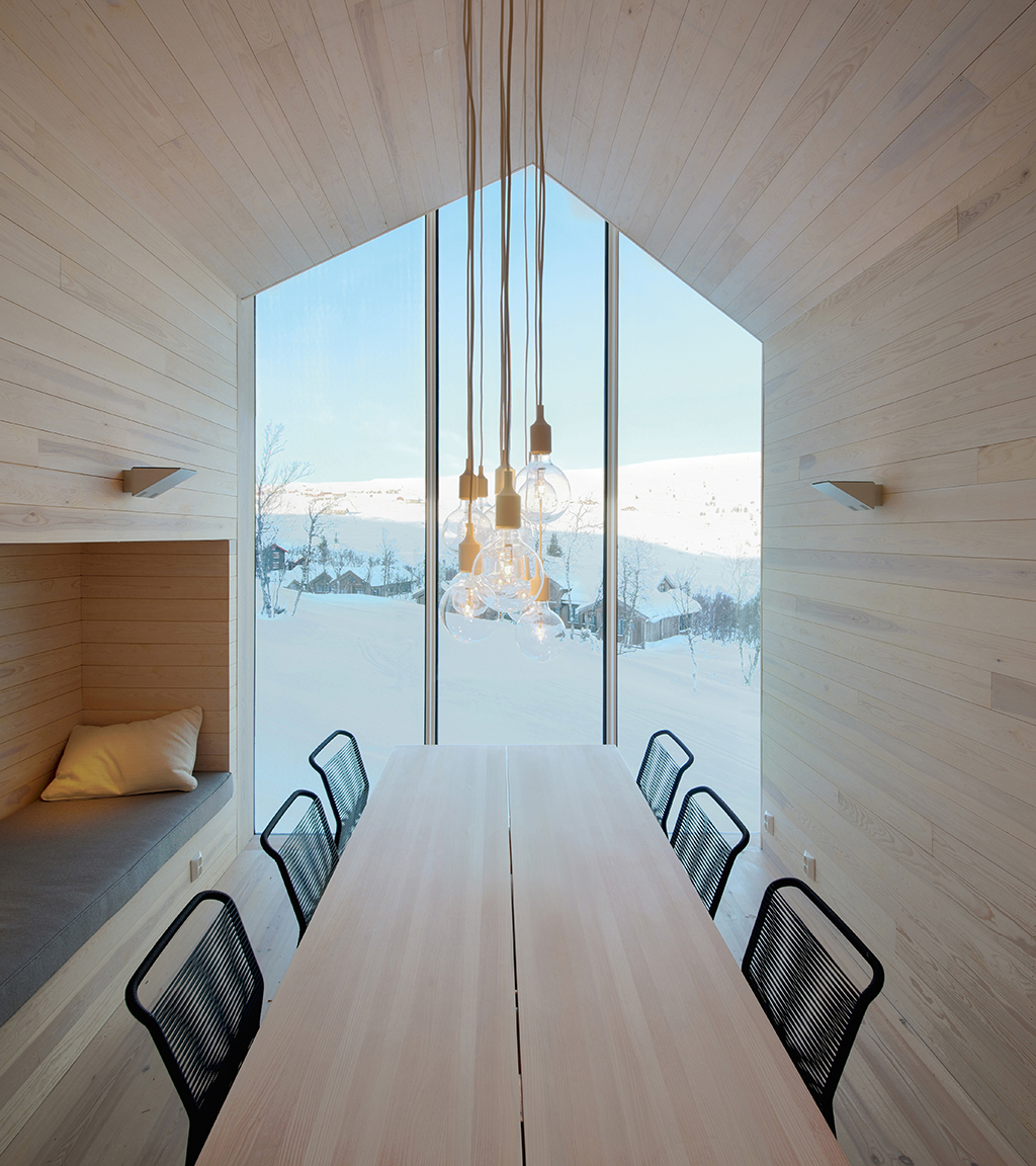 Spisestue med bjergudsigt, Arkitekttegnet hytte i Norge