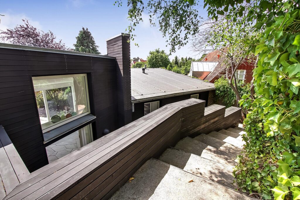 Arkitektegnet hus til salg i Højbjerg, Arkitektens eget hus, sort træhus. Ankomst med smuk trappe