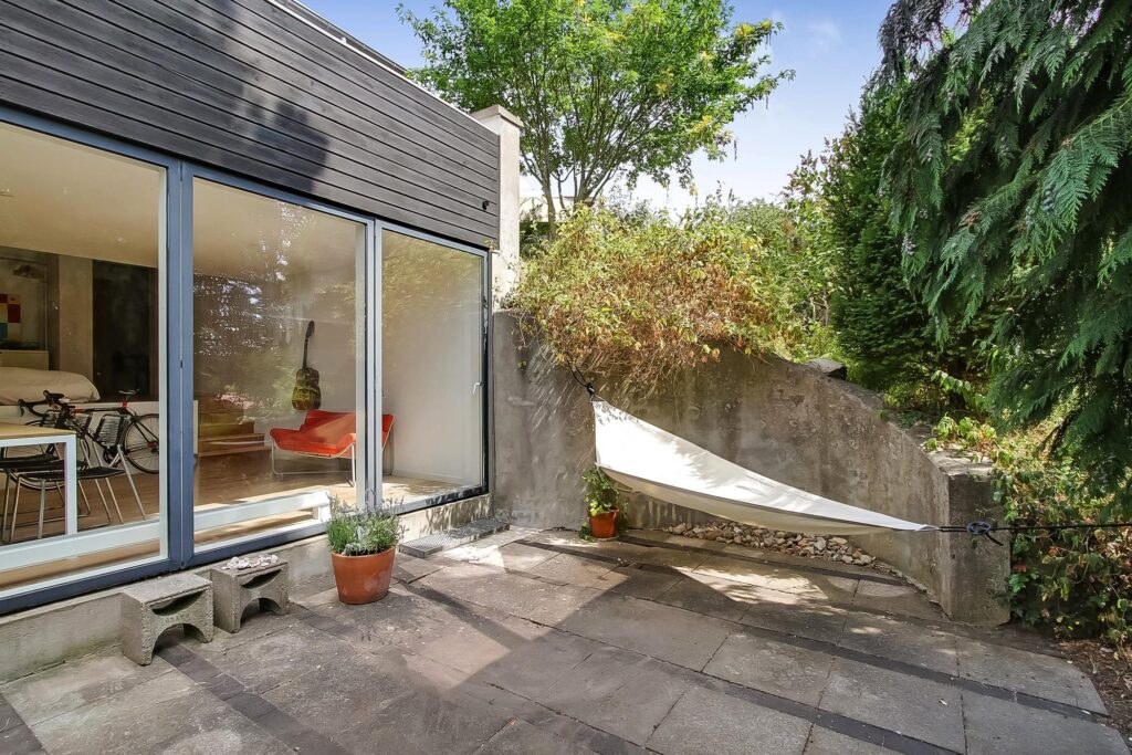 Arkitektegnet hus til salg i Højbjerg, Arkitektens eget hus, sort træhus- Hyggelig terrasse