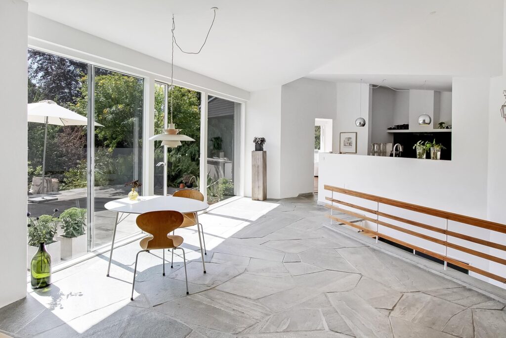 Lyst køkken alrum med terrase. Arkitekttegnet hus i Højbjerg