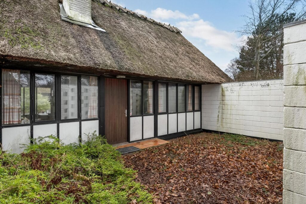 Gårdhus til salg, stråtækt hus til salg. Sommerhus fra 60'erne
