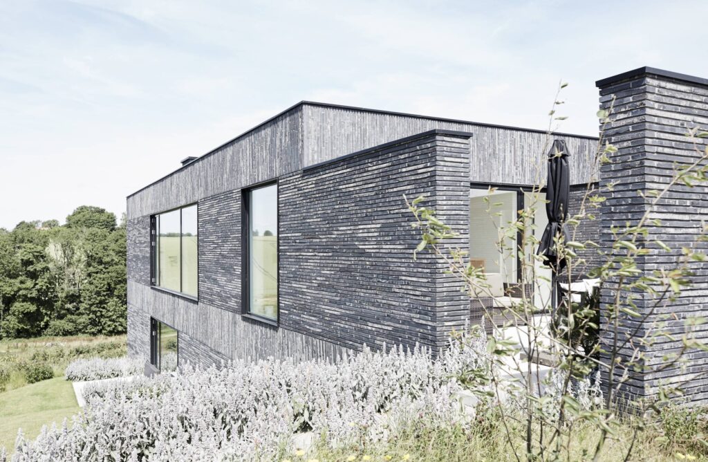 Kolumba tegl fra Petersen Tegl, Arkitekttegnet hus til salg, minimalistisk nybygget villa