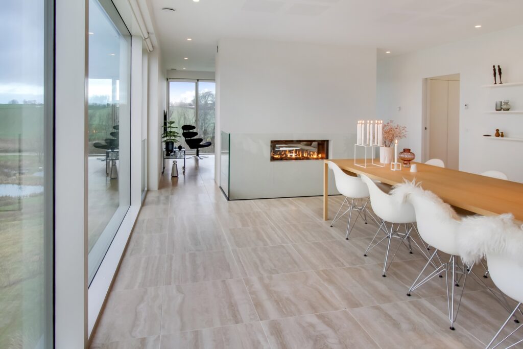 Arkitekttegnet hus, stue med pejs, modernistisk arkitektur