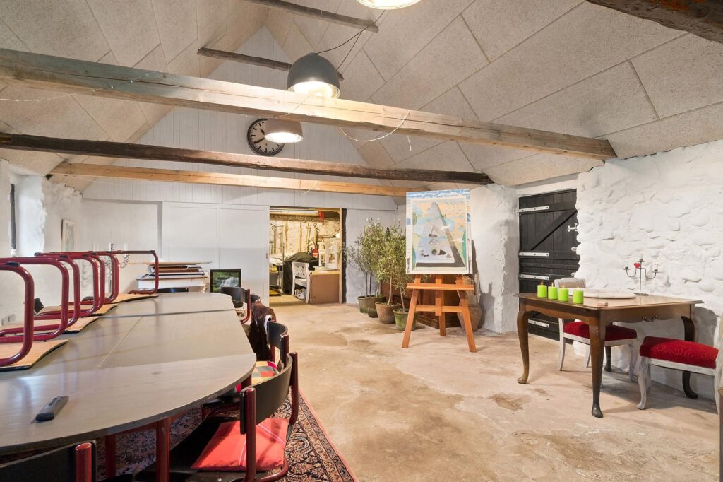 Landejendom med stråtag og moderniseret lade