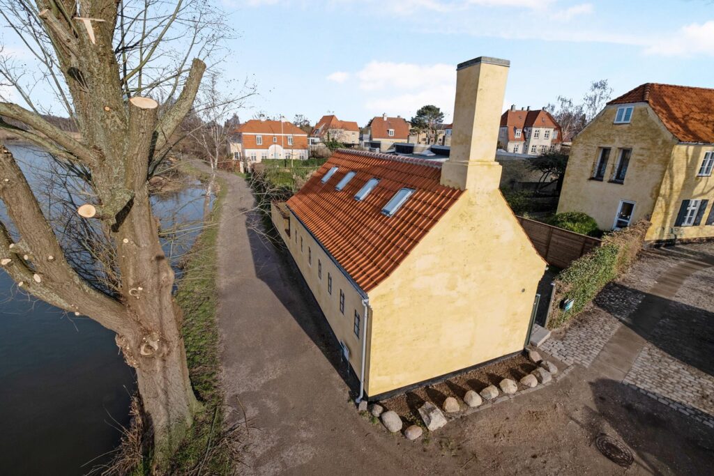 Historisk hus ved Gentofte Sø til salg, Idyllisk hus i gentofte. Renoveret historisk hus