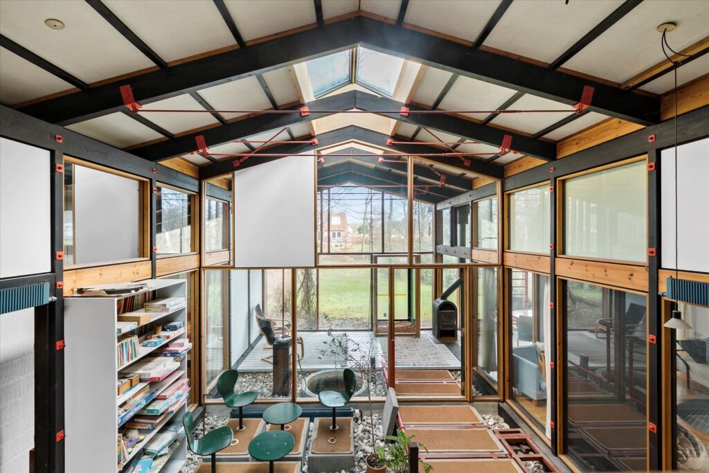 højloftet bolig med store vinduespartier, 70'er arkitektur, arkitekttegnet
