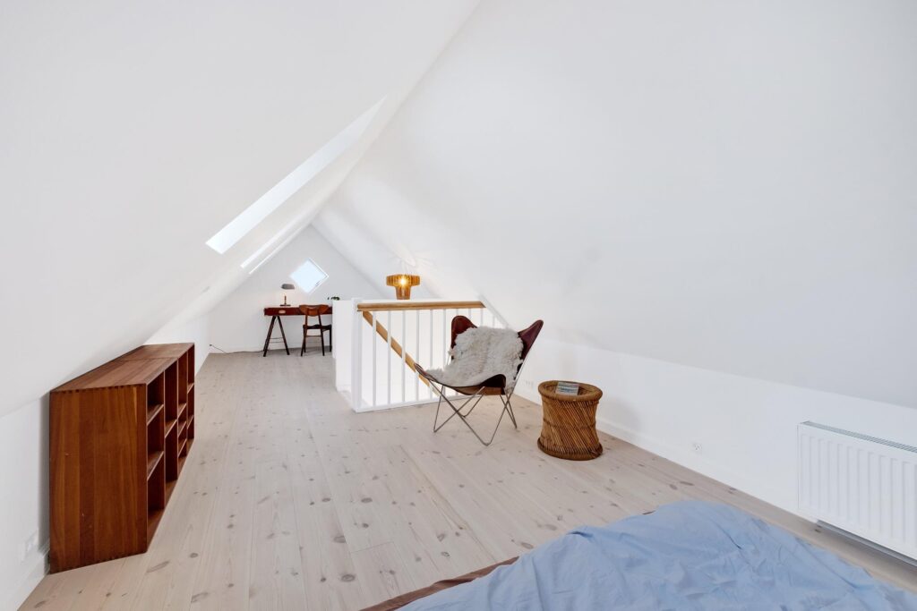 Enkel overetage i gammelt hus