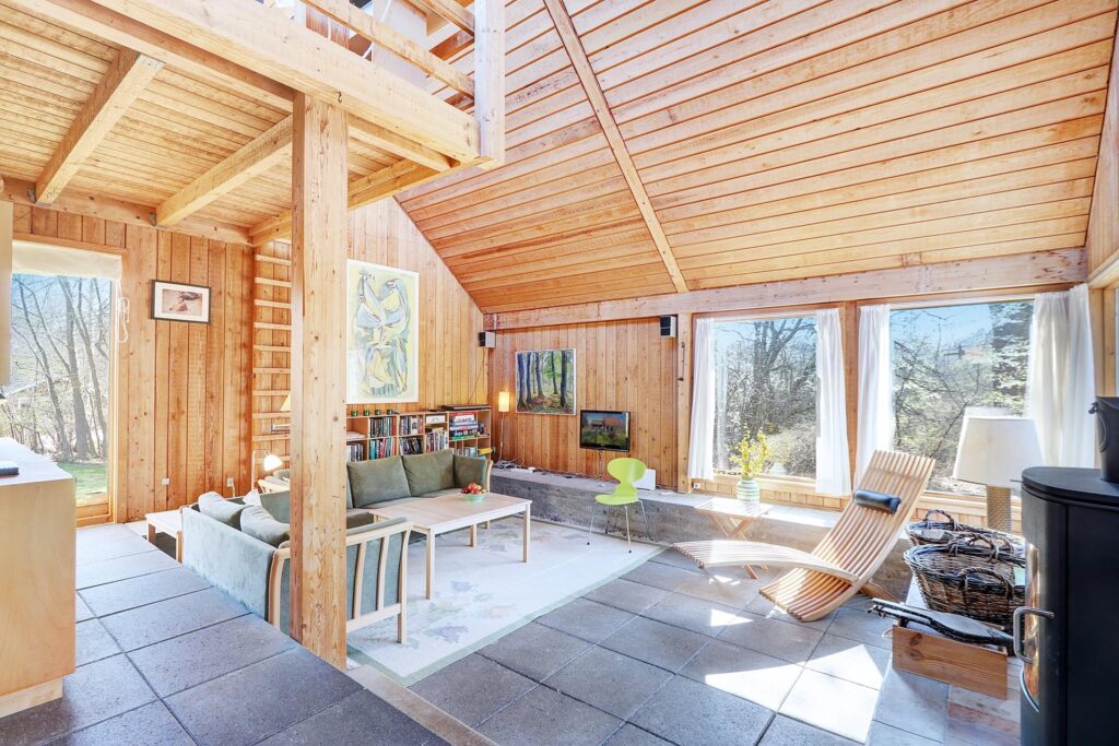 Arkitekttegnet fritidshus med betongulv, Råt sommerhus