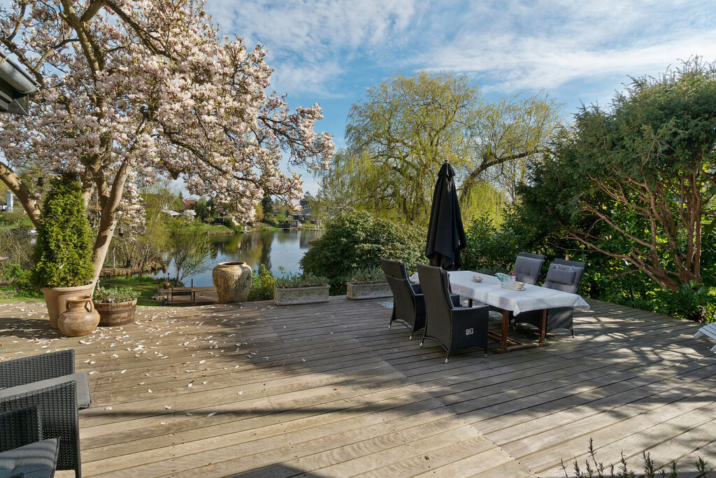 træterrasse med sø udsigt