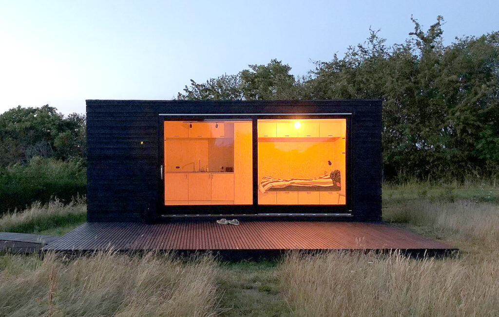 Tiny House Danmark, fritidshus ved Stillinge Strand, Sort minimal hus