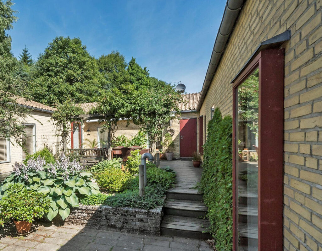 Arkitekttegnet hus, arkitekttegnet villa, atrium hus, gårdhave hus, Gule teglsten, ensidig taghældning