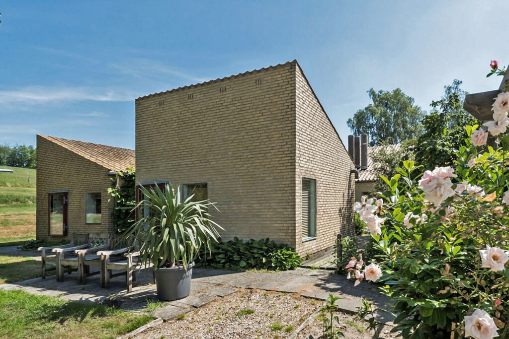 Arkitekttegnet hus, arkitekttegnet villa, atrium hus, gårdhave hus, Gule teglsten, ensidig taghældning