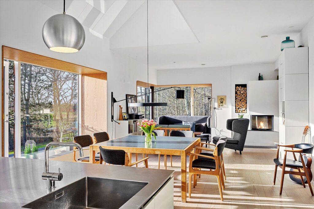 Arkitekttegnet hus interiør. Lys stue med siddeniche i vinduet, dyb vinduesniche