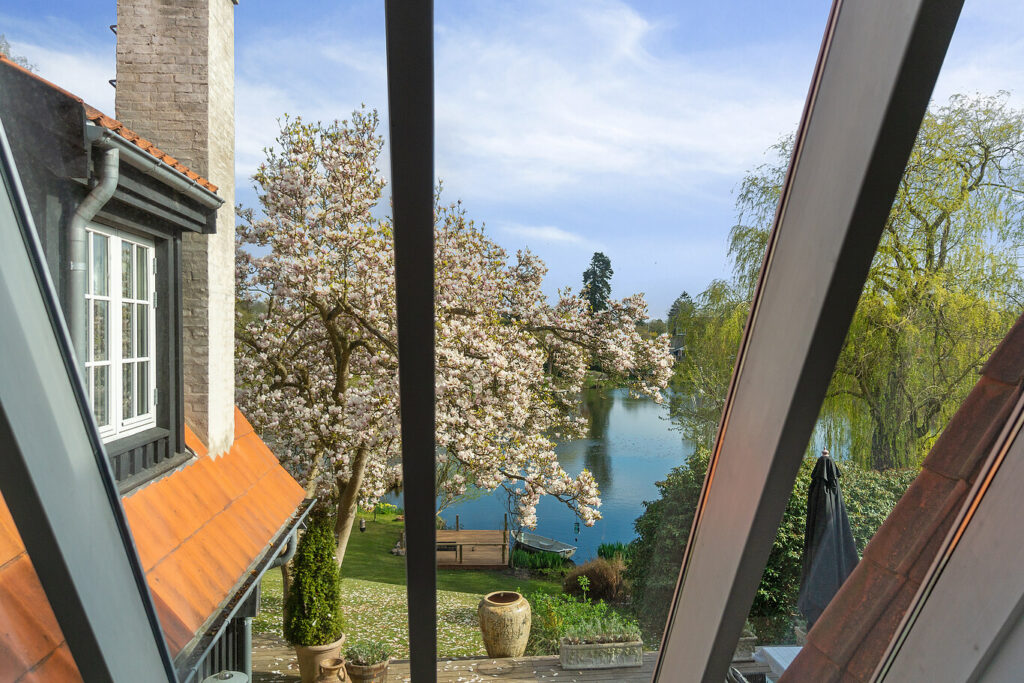 Rudesø smuk udsigt i Holte, arkitekttegnet pittoresk villa
