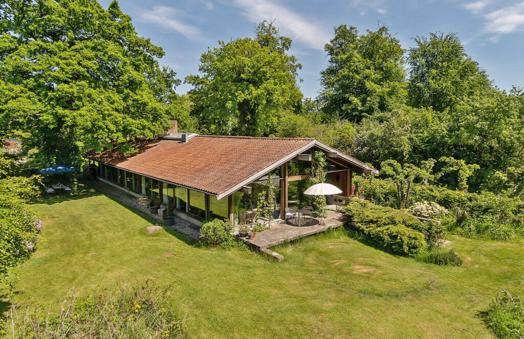 Arkitekttegnet villa i japansk stil i Vedbæk. Store vinduespartier. 70'er villa. Arkitekttegnet 70er villa til salg. arkitekttegnede mesterværker