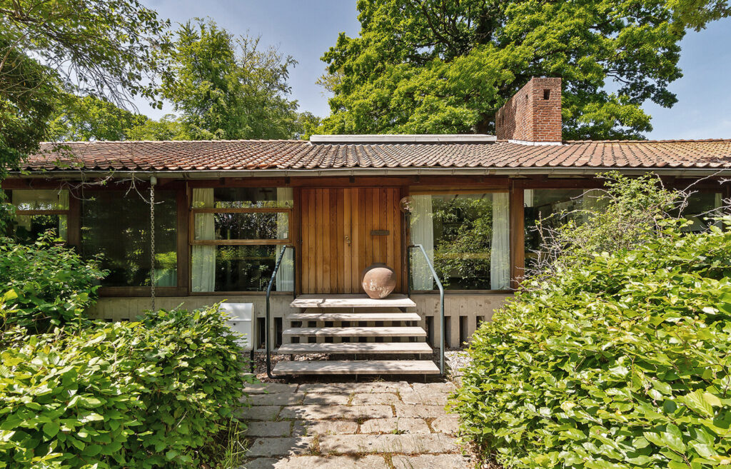 Arkitekttegnet villa i japansk stil i Vedbæk. Store vinduespartier. 70'er villa. arkitekttegnede mesterværker