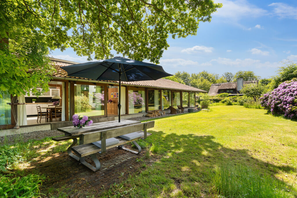 Arkitekttegnet villa i japansk stil i Vedbæk. Store vinduespartier. 70'er villa
